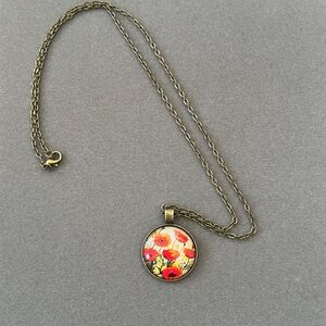 BEAUTIFUL VINTAGE STYLE FLORAL NECKLACE TTO GO WITH DRESSES OR JEAN OUTFITS.